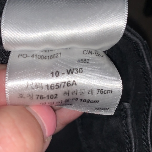 Levi’s High Rise Signature Black Shorts - Picture 9 of 9